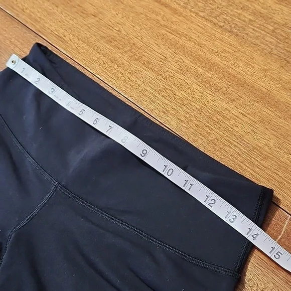 Lululemon black Capri leggings SZ 8 - Picture 5 of 9